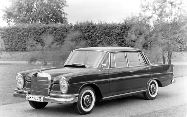 Mit der von Bela Barényi konstruierten und in Crashtests erprobten ersten patentierten Sicherheitskarosserie mit kalkulierten Knautschzonen wiesen die Mercedes der Baureihe W111/112 in eine Zukunft...