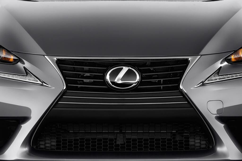Lexus IS (Baujahr 2013) - 4 Türen Kühlergrill und Scheinwerfer