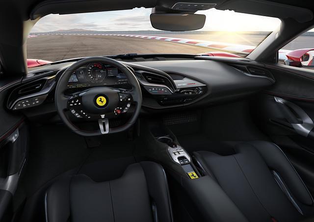 Hinter dem mit vielen Tasten und Schaltern bestückten Lenkrad blickt der Fahrer auf ein 16-Zoll-HD-Display
