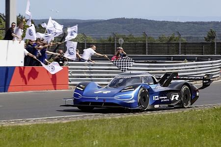 VW ID. R bricht elektrischen Nordscheifenrekord - Rekordjagd