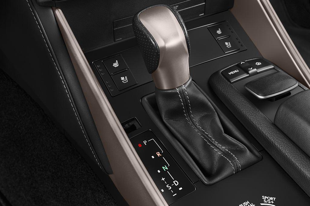 Lexus IS (Baujahr 2015) 2.5 300H F-Sport Automatik 4 Türen Schalthebel