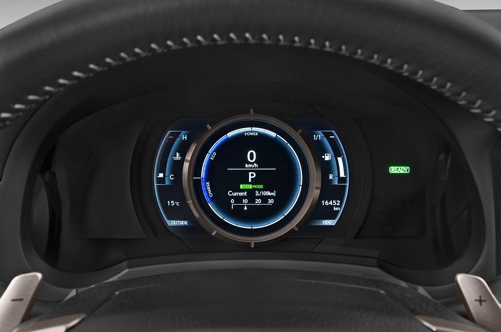 Lexus IS (Baujahr 2015) 2.5 300H F-Sport Automatik 4 Türen Tacho und Fahrerinstrumente
