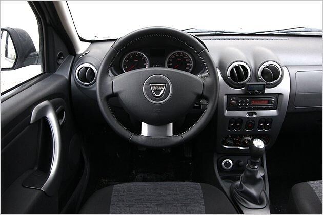 Ein Lederlenkrad wertet das übersichtliche Cockpit auf