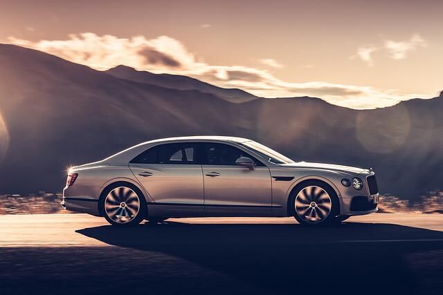 Der neue Flying Spur spielt in einer eigenen Liga. Wenn es überhaupt ein Auto gibt, das mit der angeblich „besten Limousine der Welt“ konkurrieren kann, dann ist es allenfalls ein Rolls-Royce
