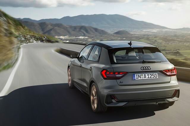 Der 2,0-Liter-Turbo ist schon eine Pracht, hat mit dem immerhin 1.350 Kilo schweren Kleinwagen keinerlei Mühe
