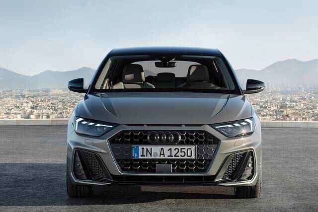 Die Front des A1 prägen ein großer Grill und eine sehr auf Dynamik getrimmten Frontschürze.  Zudem blickt der stärkste A1 böse aus seinen LED-Scheinwerfern