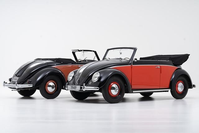 Zu den Markenzeichen des zweisitzigen Cabriolets zählen die serienmäßige Zweifarb-Lackierung, die überwiegend in Schwarz-Rot ausgeführt wurde, sowie sein langgezogenes Heck, dessen Abschluss die...