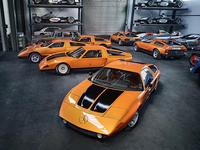 Mercedes-Benz C 111 Experimentalfahrzeuge und Rekordwagen sowie Formel-1-Rennwagen und DTM-Tourenwagen der 1990er-Jahre hübsch aufgestellt