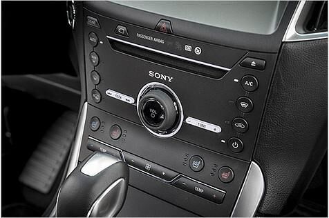 Die Mittelkonsole mit Sony-Soundsystem ist recht aufgeräumt
