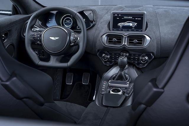 Das Cockpit gleicht ebenfalls dem des Standard-Vantage