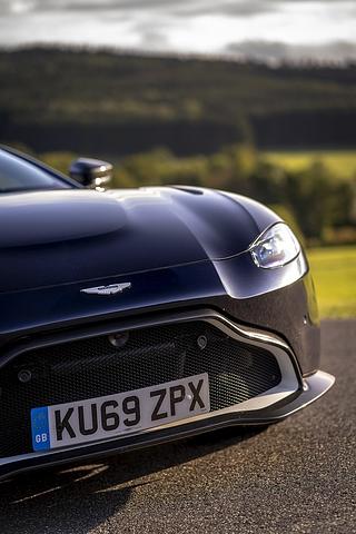 Die Front des Aston Martin Vantage AMR ist genauso ansehnlich, wie die des regulären Vantage
