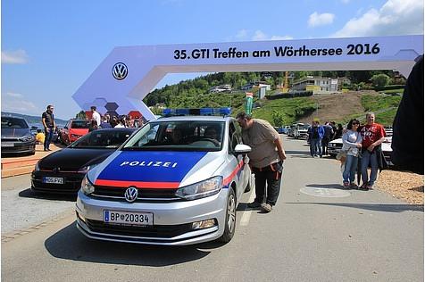 Die Polizei fährt natürlich auch VW.