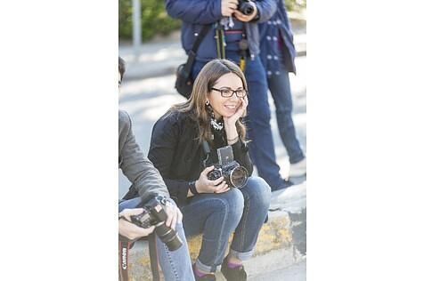 Auch weibliche Fans lauern auf das perfekte Foto