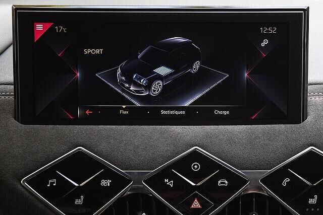 Der zentrale Bildschirm im DS 3 Crossback E-Tense