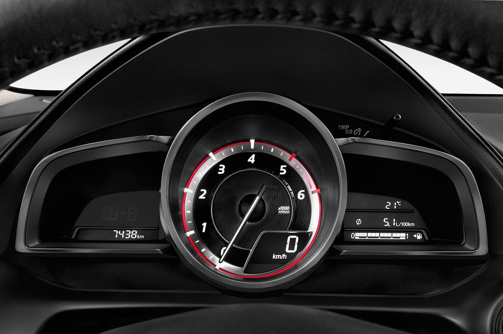 Mazda CX-3 (Baujahr 2015) Sports-Line 5 Türen Tacho und Fahrerinstrumente