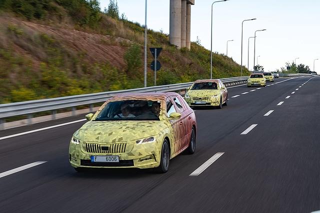 Auch im Octavia kommen, wie zum Beispiel im Golf 8 der 1,0 TSI-Dreizylinder mit 81 kW / 110 PS sowie der 1,5-TSI-Vierzylinder mit 110 kW / 150 PS) als Mildhybrid zum Einsatz und sind mit einem 48...