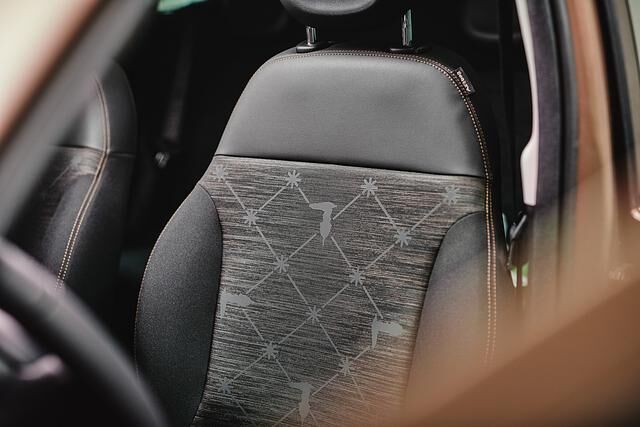 Die Sitze im Fiat Panda Trussardi bieten einen Mix aus einem Stoff mit Webstruktur sowie schwarzem Leder