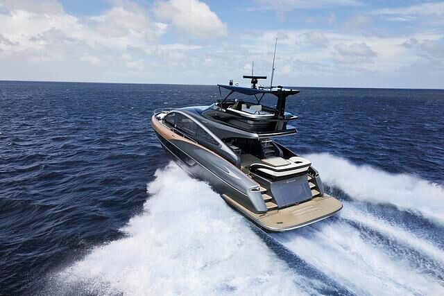 Für das Design der LY 650 genannten, fast 20 Meter langen Yacht wurden Stilelemente des Sportwagens LC übertragen