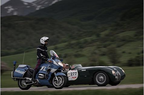 Mille Miglia - die Polizei ist mit wachem Auge dabei