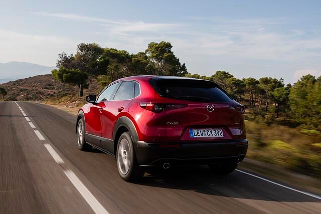 Für ein SUV baut der knapp über 1,50 Meter hohe CX-30 relativ flach