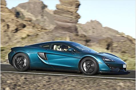 Im Vergleich zum 570S fällt das glattere Heck ohne senkrechte Scheibe auf