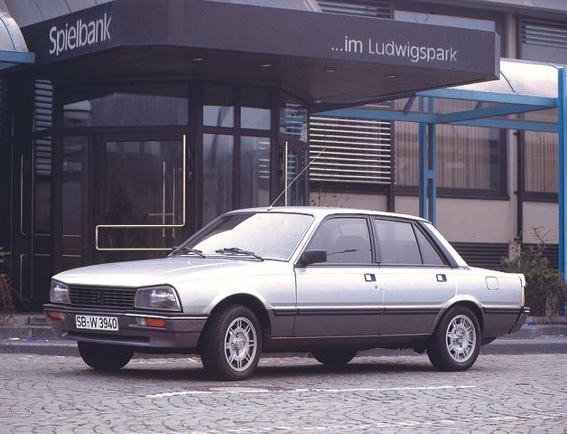 Auch heute noch wirkt der Peugeot 505 ansehnlich. Zu verdanken hat der Franzose seine schicke Blechhaut den Designkünstlern von Pininfarina