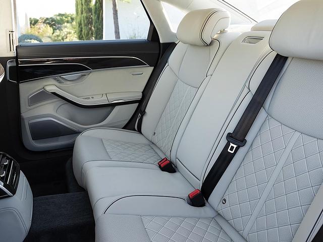 Auch hinten ist im Audi S8 üppig Platz