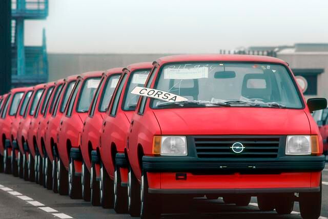 Im März 1983 feiert der Corsa seinen deutschen Marktstart, zunächst als dreitürige Schräghecklimousine und zweitürige Stufenhecklimousine 