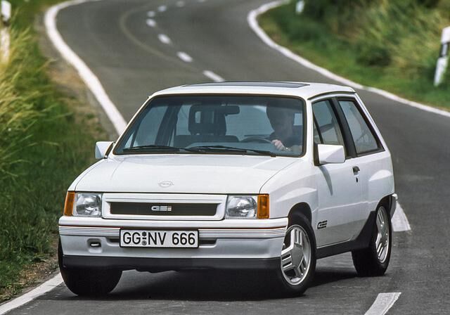 Auf der IAA 1987 wird der sportliche Corsa GSi mit 1,6-Liter-Motor präsentiert