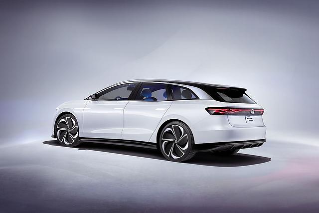 Der VW ID. Space Vizzion ist 4,96 Meter lang