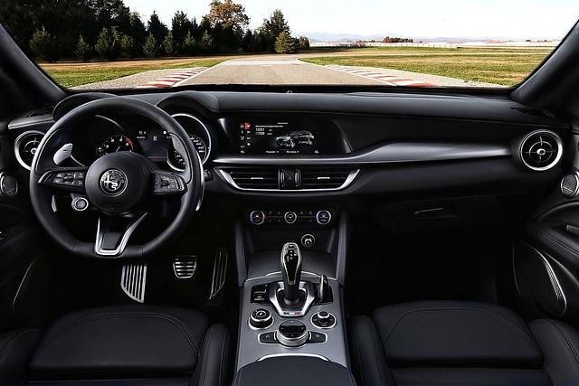 Grundsätzlich bleibt das Cockpit identisch, aber im Detail gibt es Änderungen - zum Beispiel beim Lenkrad