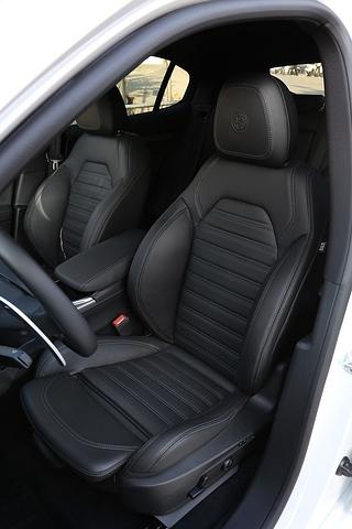 Die Sportsitze umschmiegen den Fahrer und bieten Seitenhalt