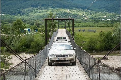 Die schmale Konstruktion aus Holzbohlen und Drahtseilen ächzte gewaltig unter dem rund 1,6 Tonnen schweren Octavia Combi Scout