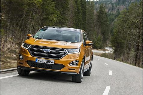 Der Ford Edge steht knackig auf der Straße