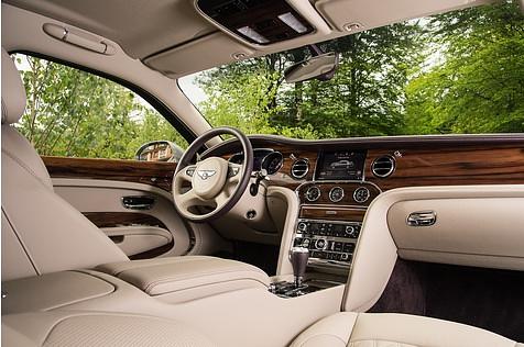 Das Cockpit des Bentley Mulsanne EWB