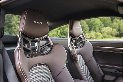 Die Sportsitze umschmiegen den Fahrer, wie ein gut sitzender Handschuh