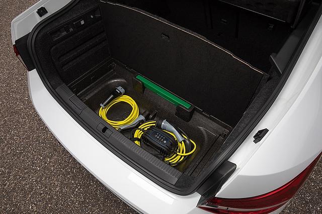 Die Ladekabel sind im Skoda Superb iV unter den Kofferraumboden untergebracht