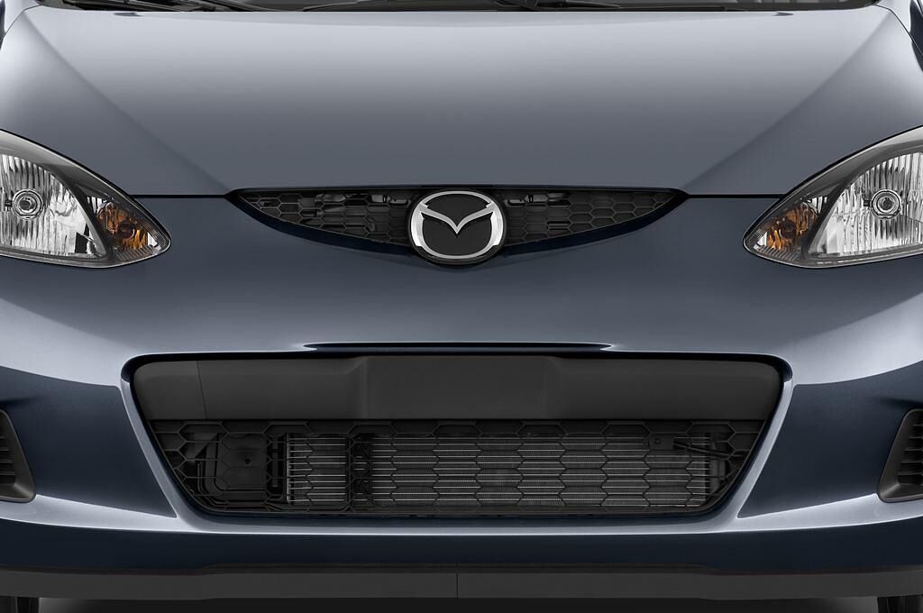 Mazda Mazda2 (Baujahr 2009) Independence 3 Türen Kühlergrill und Scheinwerfer