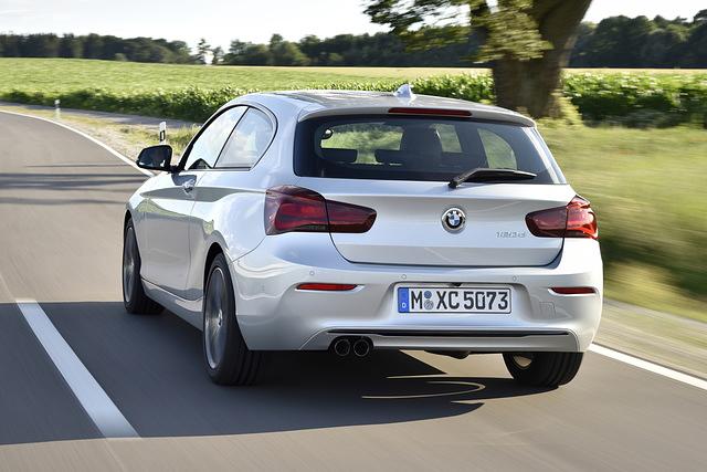 Anders als noch beim Vorgänger bietet die zweite 1er-Generation kein übertrieben hartes Fahrwerk mehr