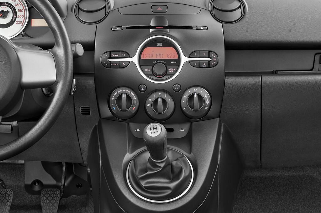 Mazda Mazda2 (Baujahr 2009) Independence 3 Türen Mittelkonsole