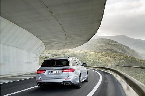Mercedes E Klasse T-Modell - das Heck präsentiert sich breiter als bisher