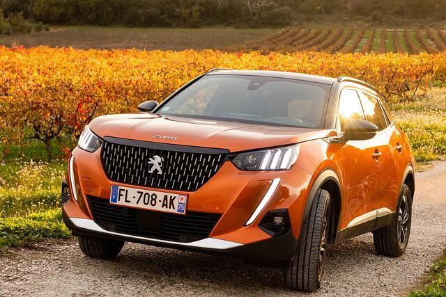 Wie andere neue Peugeot-Modelle gibt sich nunmehr auch der 2008 dank Tagfahrlicht mit drei senkrechten LED-Strichen im Scheinwerfergehäuse und einer zusätzlichen Signatur im Säbelzahntiger-Look als...