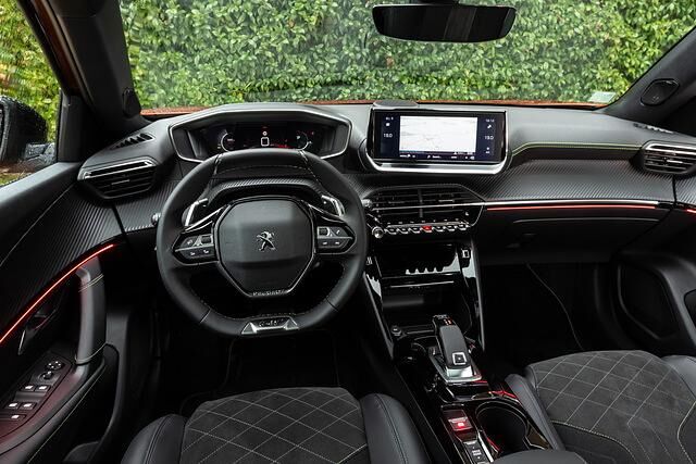 Wie andere Peugeot-Modelle auch darf der 2008 das neue digitale Cockpit nutzen, das auf Wunsch mehrere Ebenen hintereinander in 3-D-Art auf die Instrumentenscheibe projiziert