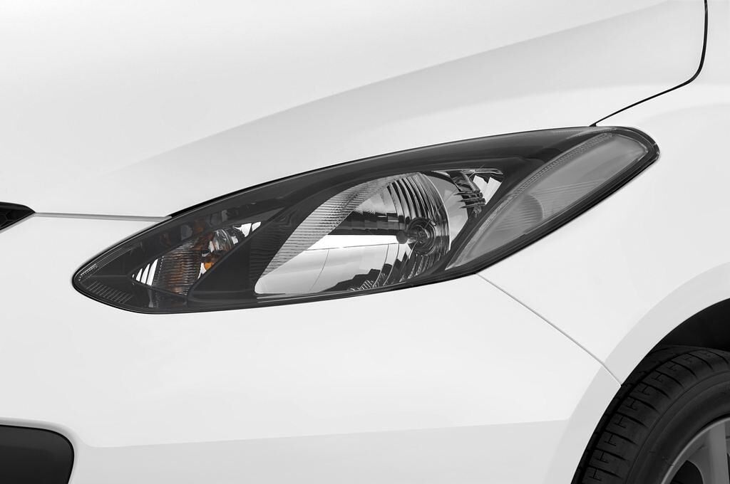Mazda Mazda2 (Baujahr 2009) Dynamic 5 Türen Scheinwerfer
