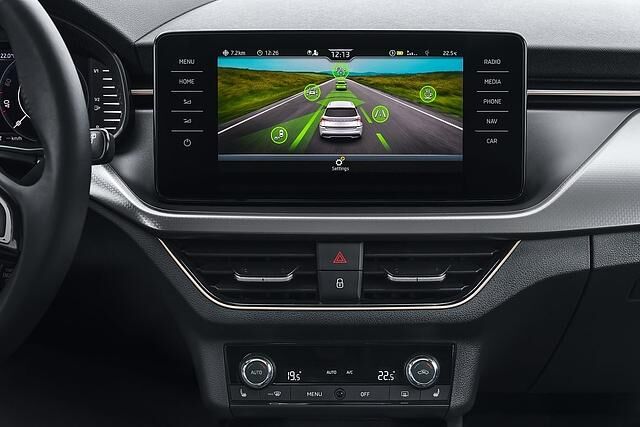 Beim Skoda Kamiq 1.5 TSI unterstützen einige Assistenten den Fahrer