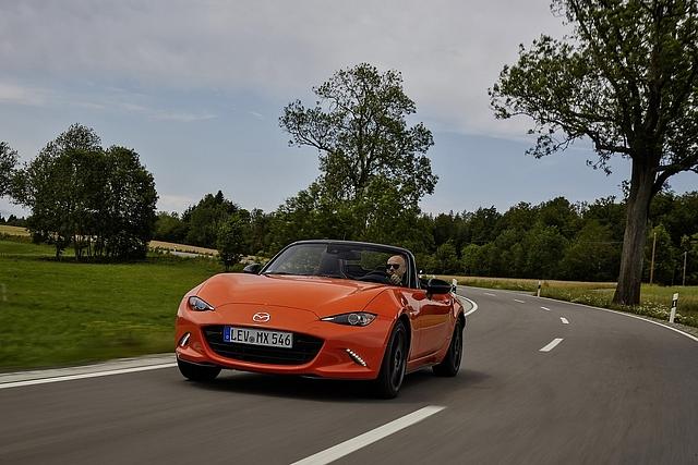 Nach 6,5 Sekunden erreicht das Mazda MX-5 Jubiläumsmodell 2019 die 100 km/h Marke