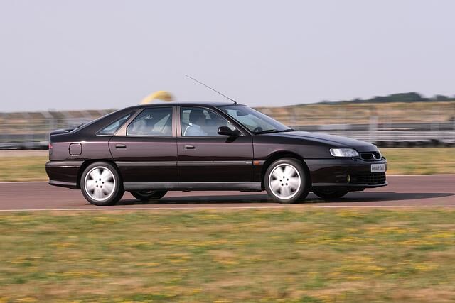Der Renault Safrane Biturbo hatte zwei Lader an Bord, die leicht versetzt ans Werk gingen