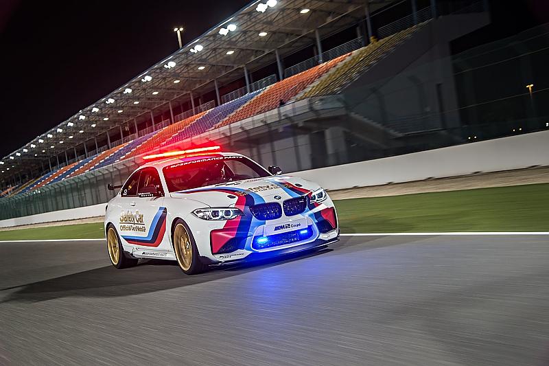 Am Ende der Start- und Zielgeraden des Losail race Tracks mit dem BMW M2 Safety Car Moto GP 2016