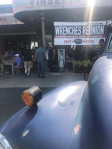 Eine verwaiste Ladestation vor der \"Vinsetta Garage\"