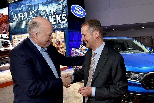 Ford Chef Jim Hackett (links) und Herbert Diess besiegeln die Zusammenarbeit